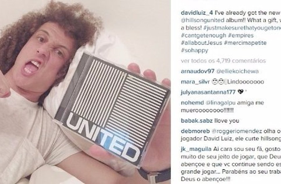 David Luiz posa com um exemplar de 'Empires', o novo cd da banda United. foto: Instagram 