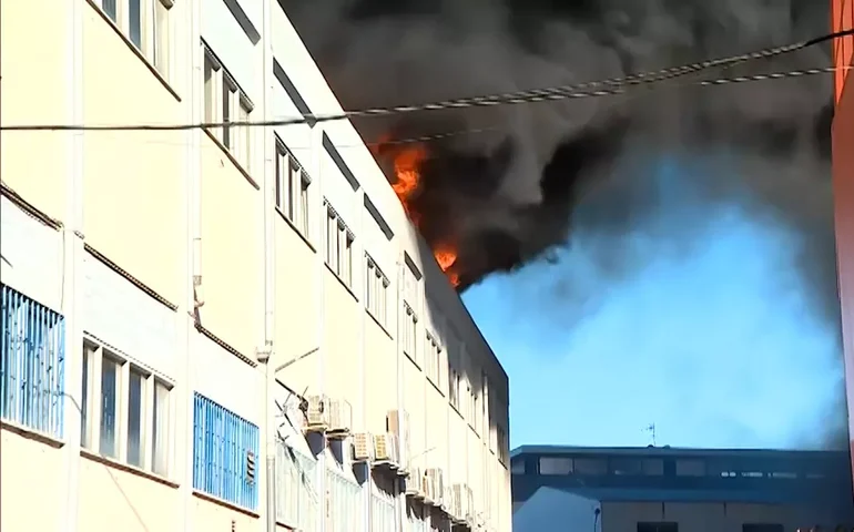 Incêndio destrói mais de 200 carros nos arredores do Aeroporto de Lisboa; vídeo