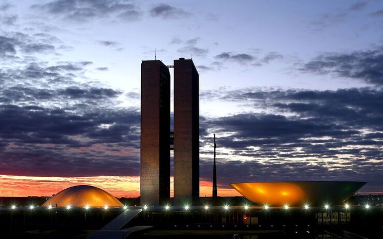 Congresso age para aumentar salários dos parlamentares