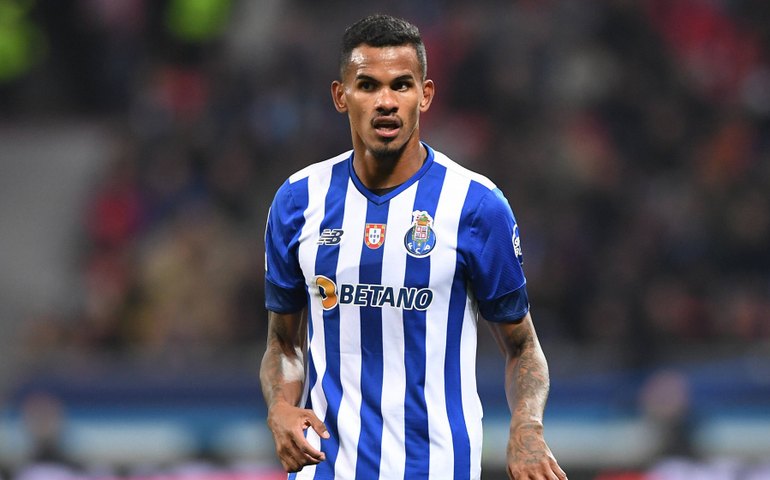 Com gol nos acréscimos do segundo tempo, brasileiro dá vitória ao Porto sobre o Arsenal na Champions