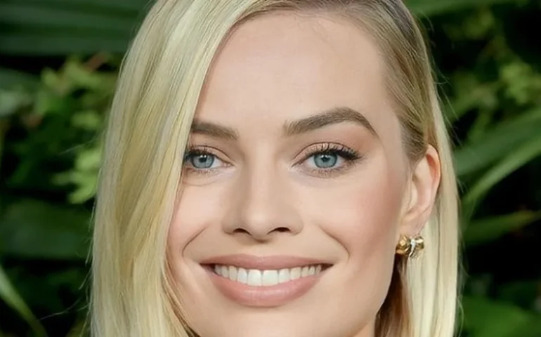 Bebê de Margot Robbie interrompe entrevista e gera momento engraçado