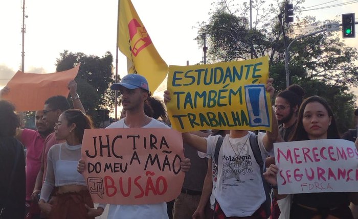 Estudantes da Ufal protestando sobre a falta de transporte público