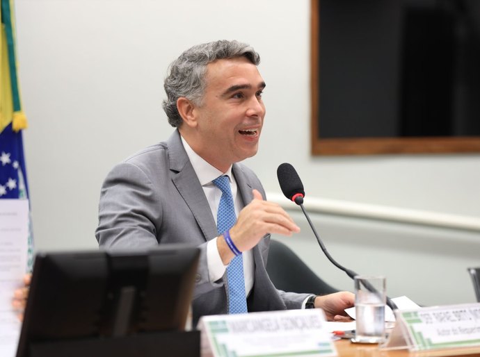 Rafael Brito defende obrigatoriedade de psicólogos e assistentes sociais nas escolas