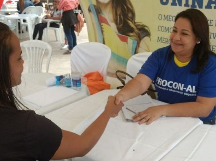 Procon Alagoas leva serviços aos consumidores de Arapiraca