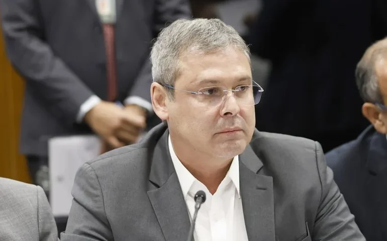 'Tem gente ameaçando votar urgência para anistia na próxima semana', diz líder do PT