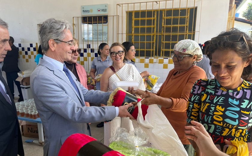 Presidente do TJAL participa das doações da campanha 'Aquecendo Vidas' em Arapiraca