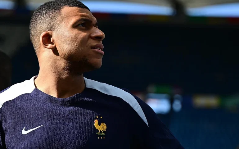 Insatisfeito com tratamento no Real Madrid, Mbappé busca especialistas em joelho na França