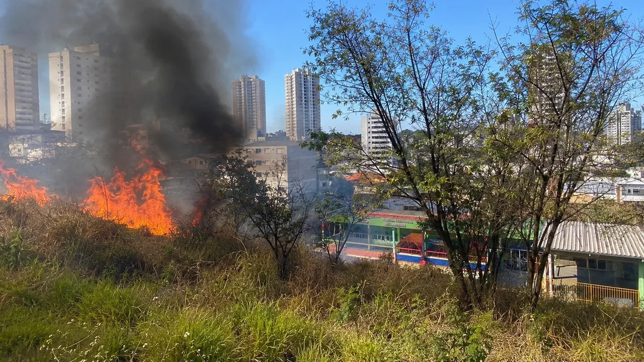 Incêndio em vegetação provoca ardor nos olhos de crianças e adultos em Belo Horizonte