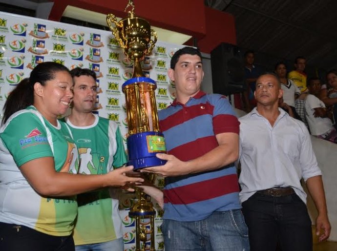 Vice-prefeito de São Miguel dos Campos entrega taça de campeão ao Estrela Vermelha