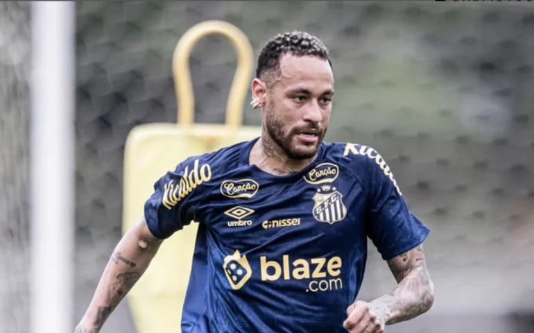 Amparado por muleta, santista Neymar vive luxuosa noite de Natal com a família em Mangaratiba