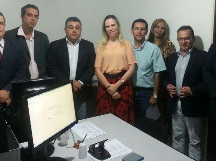 Prefeito James Ribeiro firma parceria para projeto educacional em Palmeira dos Índios