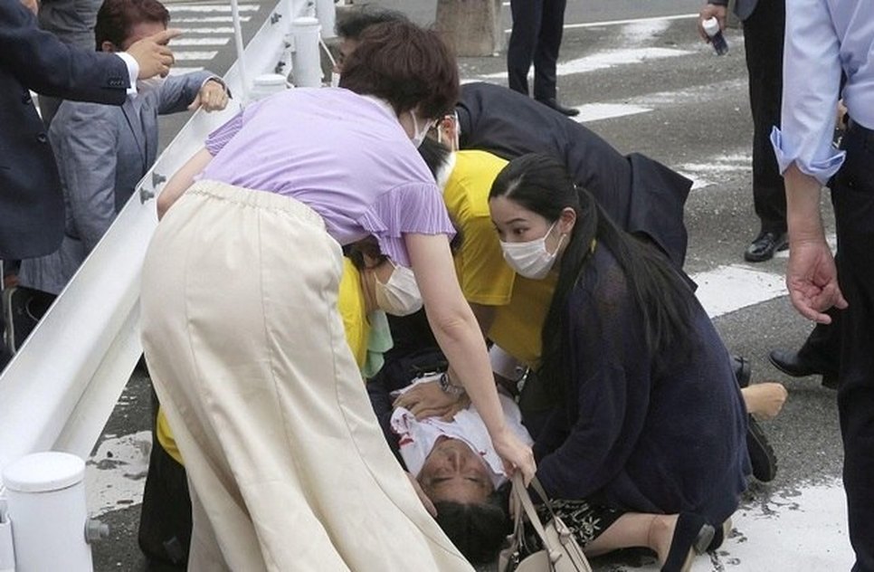 Shinzo Abe recebe primeiros socorros no local do crime / Foto: Foto: Reuters/Reprodução