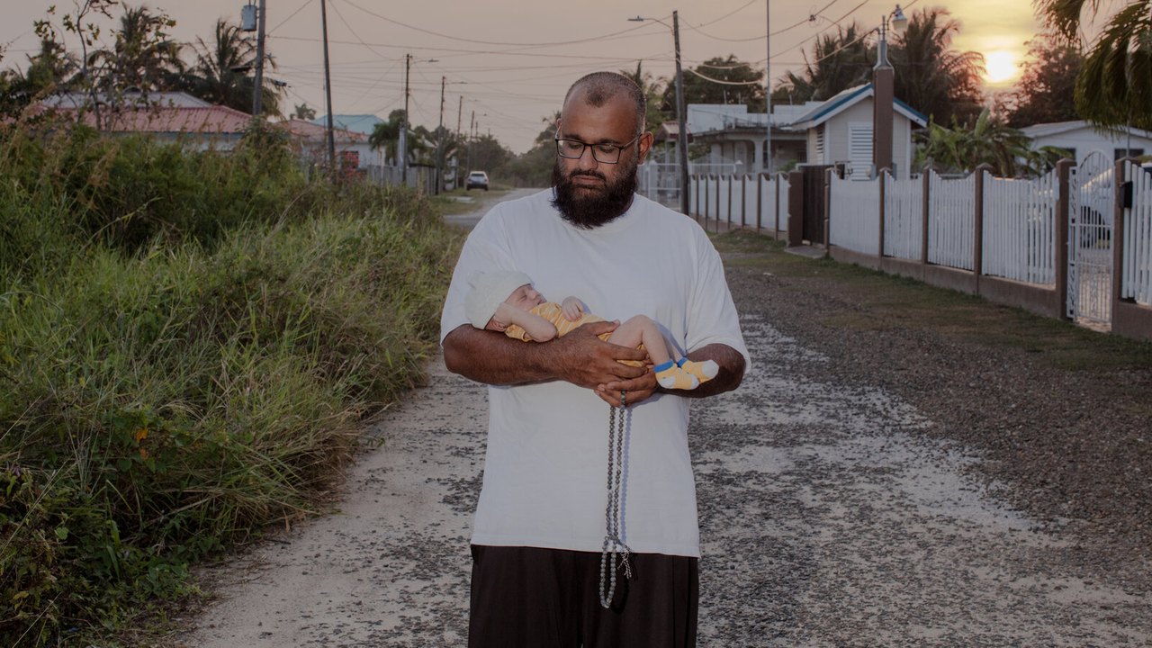 Um ano após ser libertado, ex-prisioneiro de Guantánamo, antigo mensageiro da al-Qaeda, vive nova vida em Belize 