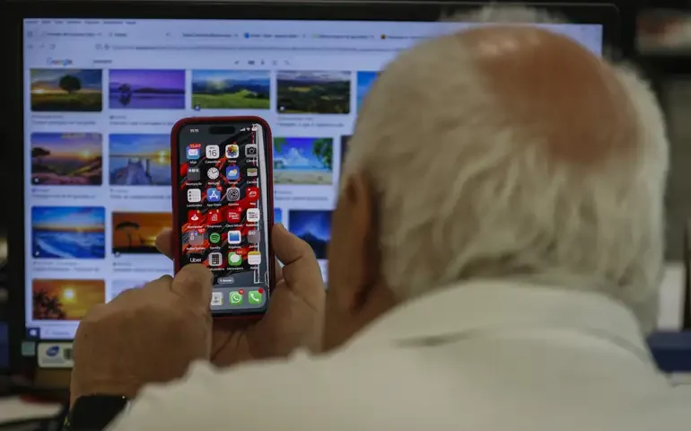 Uso da internet entre idosos mais que dobra em sete anos e atinge 66% em 2023