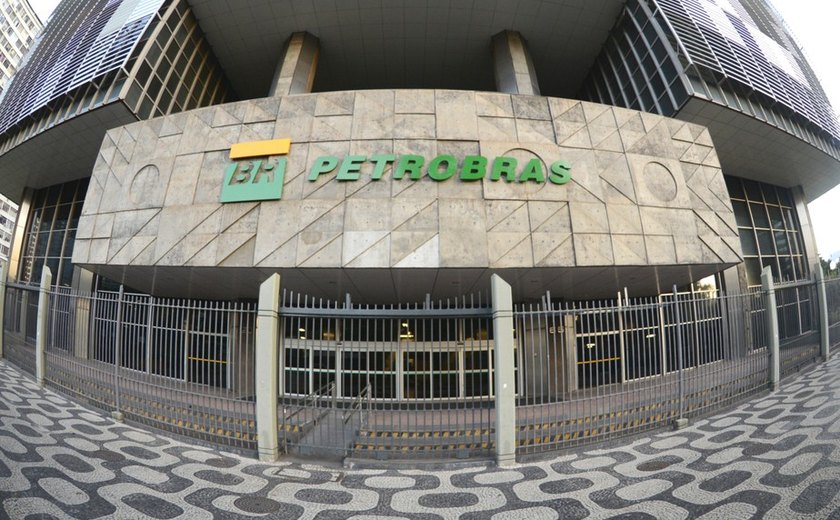 Petrobras anuncia redução no preço da gasolina a partir de quarta-feira