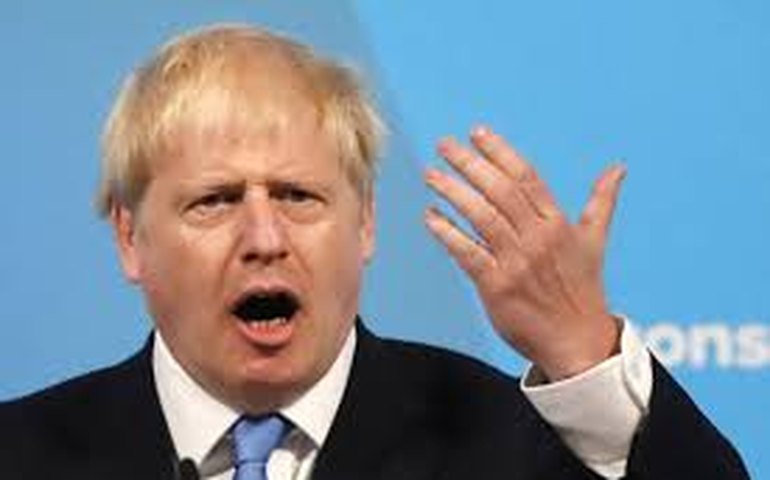 Johnson relaxa algumas restrições, mas ressalta cautela com coronavírus