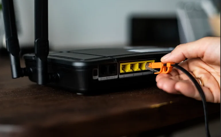 Moeda no roteador Wi-Fi melhora sinal? Veja o que diz a ciência