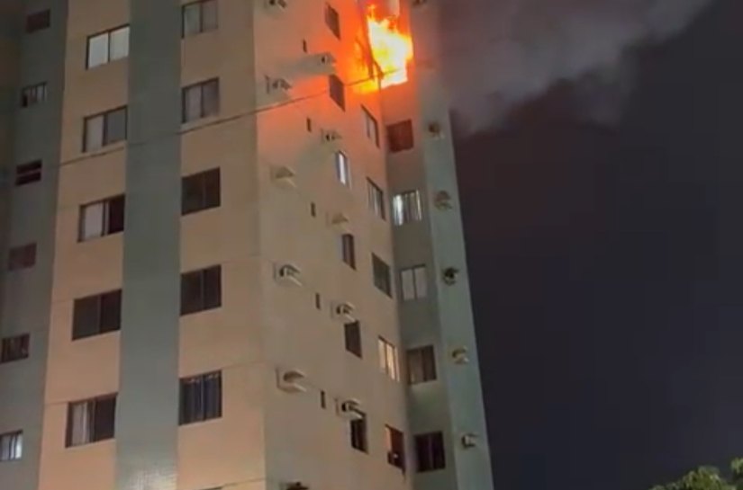 Incêndio atinge apartamento do 7º andar, no Prado