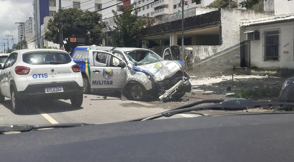 Viatura policial bate em poste na Zona Sul de Aracaju / Foto: Foto: Reprodução/Redes Sociais