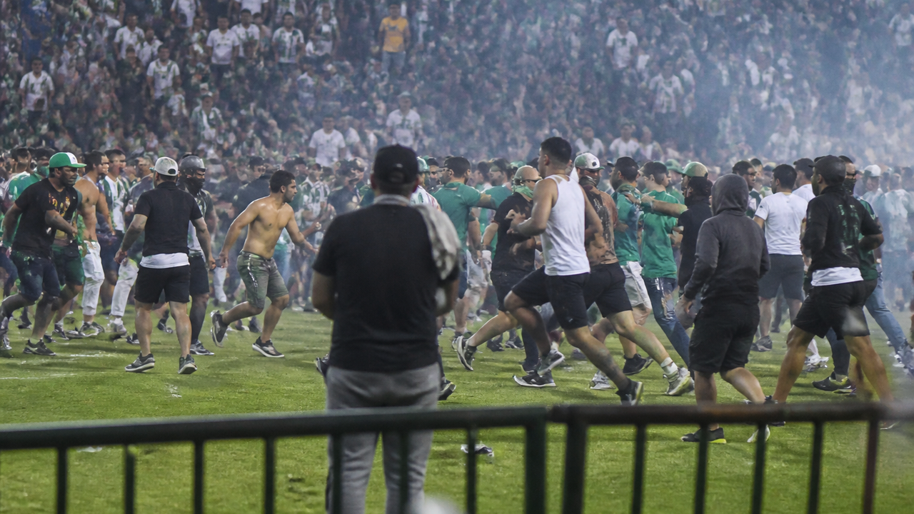 Briga entre torcedores interrompe jogo na Colômbia