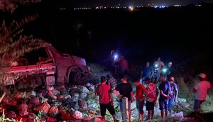 Passageiro é arremessado de caminhão e morre atropelado em Campo do Brito