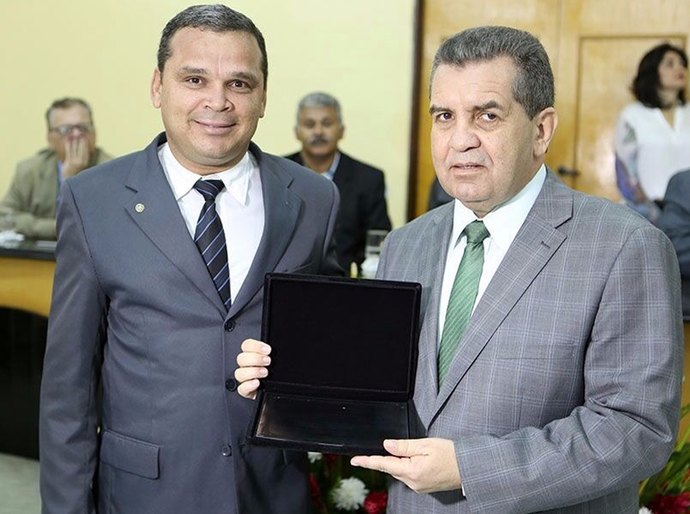 Washington Luiz recebe comenda de cidadão de Santana do Ipanema