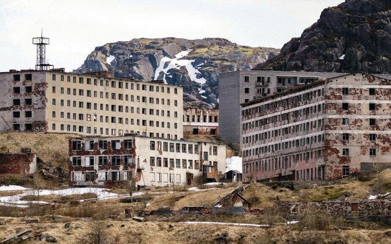 Edifícios abandonados permanecem vazios no norte do país, relembrando a vida que deixou a região