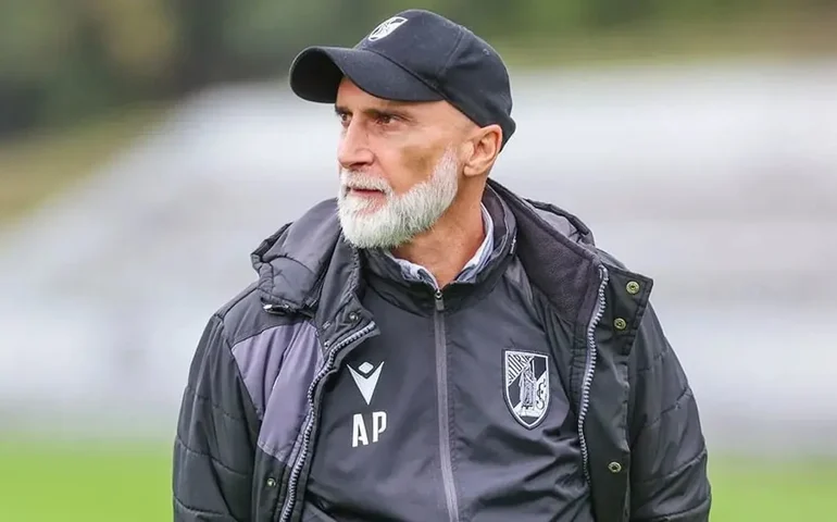 Técnico Álvaro Pacheco chega ao Rio para comandar o Vasco