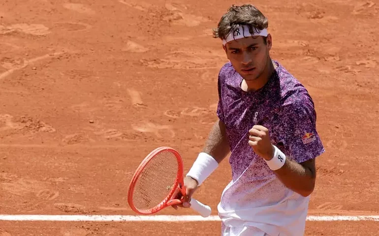 Cobolli vence Svajda e avança às quartas de final de Roland Garros
