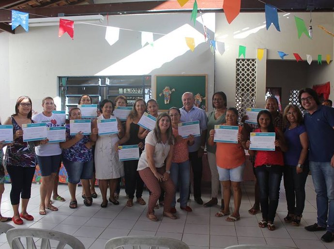Pilar: prefeito Carlos Alberto Canuto entrega certificdos a merendeiras