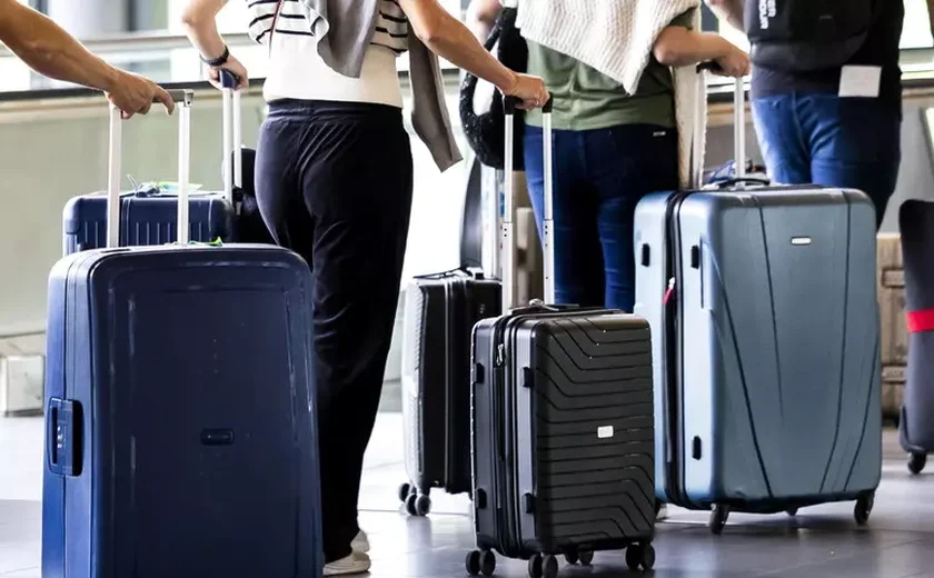 Mulher é presa ao carregar filha de 2 anos dentro de mala em viagem