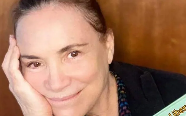 Regina Duarte aparece em cadeira de rodas em evento em São Paulo