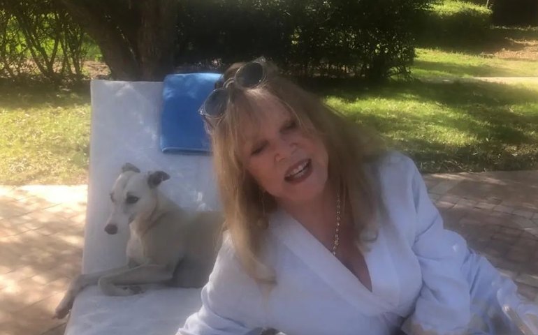 Cartas de amor de Eric Clapton e George Harrison para Pattie Boyd serão leiloadas