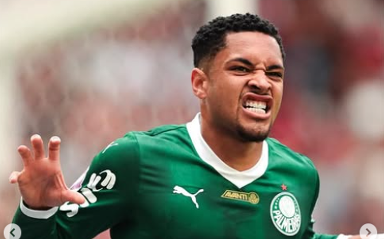 Vitor Roque brilha no Palmeiras e entra na mira do Manchester United, que prepara oferta milionária