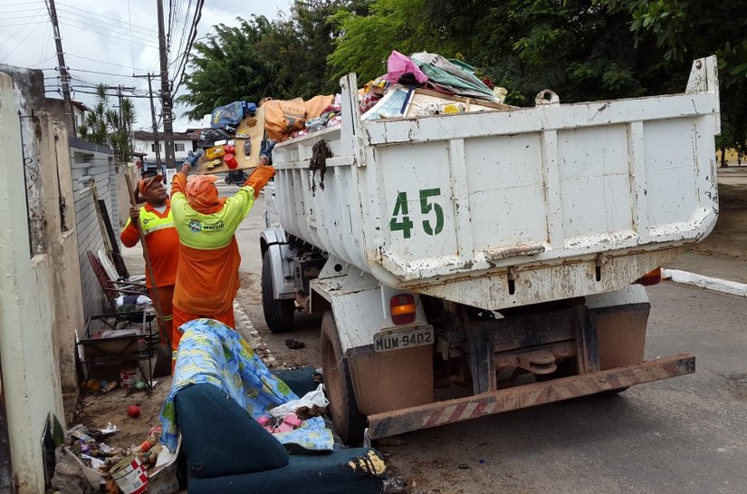 Acumuladores: Slum retira nove toneladas de lixo no Dubeaux Leão