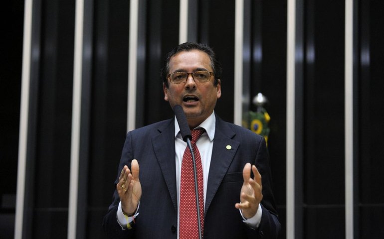 Juiz decreta prisão e manda incluir Protógenes na lista da Interpol