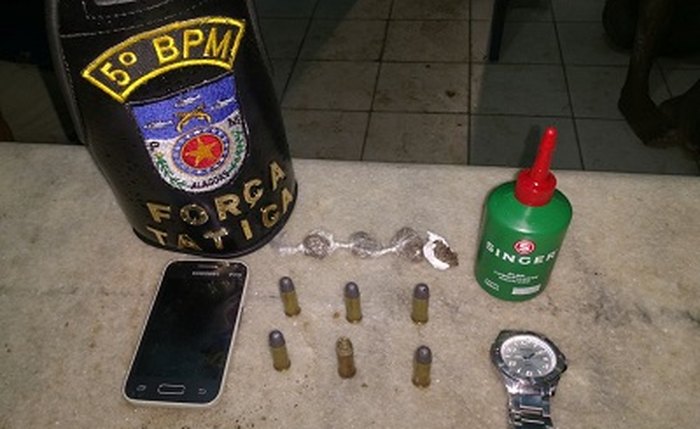 Seis munições, droga, relógio e celular são apreendidos com jovem pelo 5º BPM - Foto: Assessoria