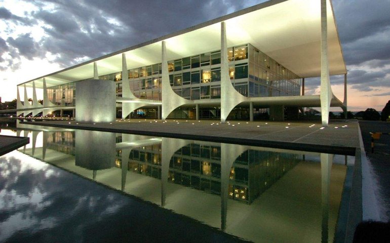 &#8216;Barbeiragens&#8217; jurídicas marcam 1º ano do governo