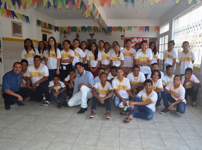 Prefeitura de Porto Calvo entrega fardamento aos alunos do município