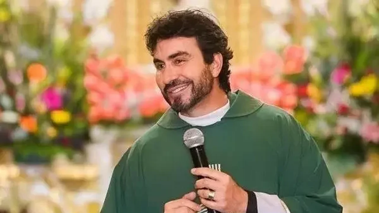 Padre Fábio de Melo doa prêmio do Jogo das 3 Pistas a senhora na plateia
