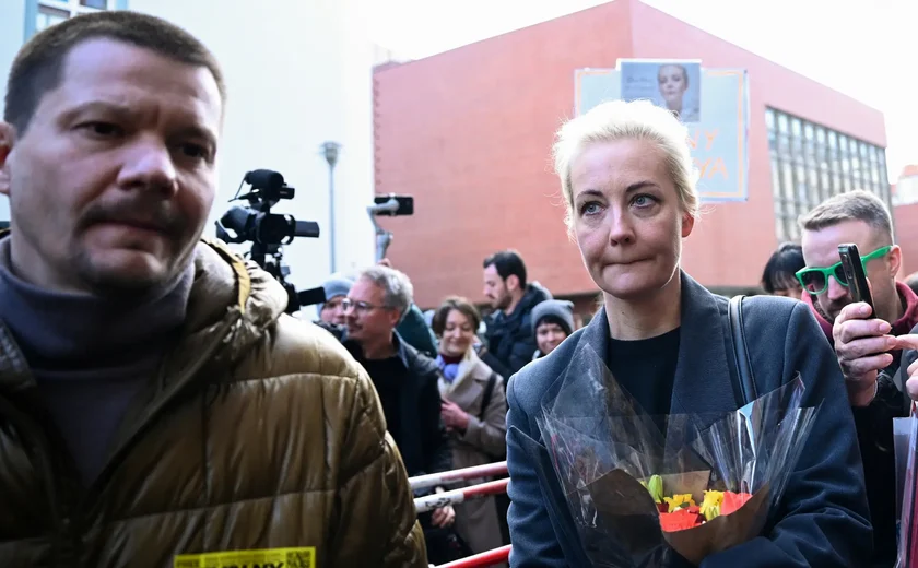 Viúva de Navalny é vista em fila para votar na embaixada russa na Alemanha