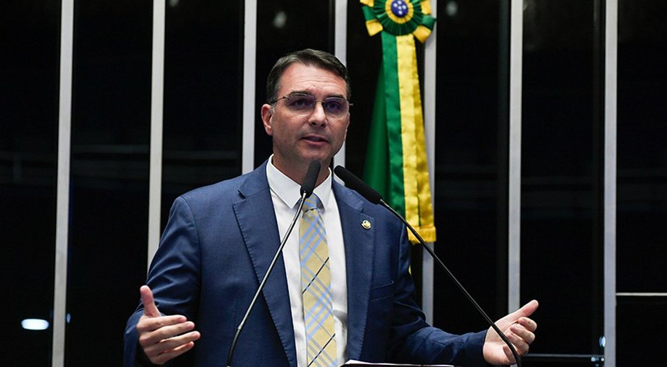 Flávio Bolsonaro define medidas econômicas no plano de governo