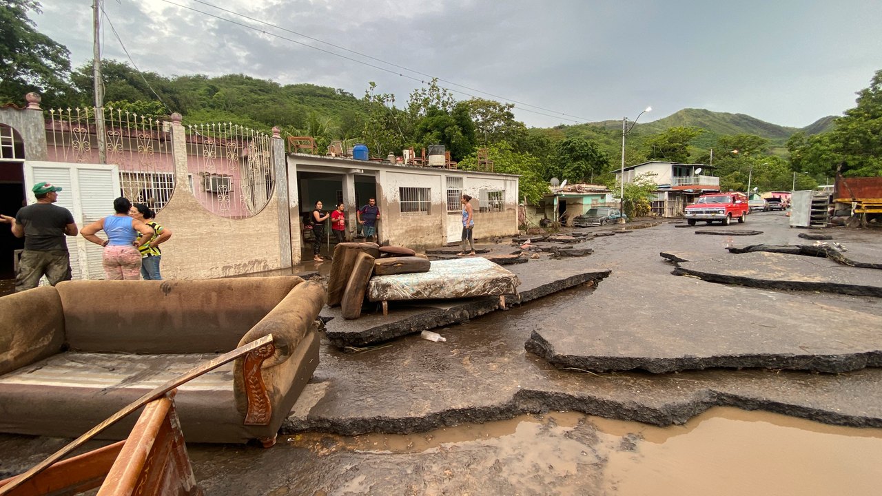 Furacão Beryl deixa centenas de milhares de casas sem luz na Jamaica