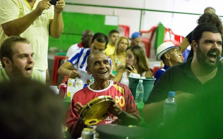 Sucesso do pagode nos anos 2000 compra estrela, faz luau com fãs e lança álbum em comemoração aos 20 anos de carreira