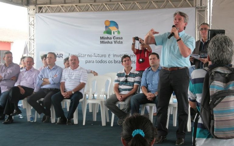 Collor participa da entrega de 500 casas no residencial Rubens Canuto