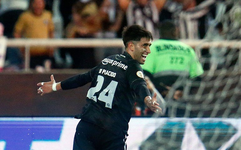 Botafogo vence Bragantino e continua disparada na liderança em noite de festa para Caçapa