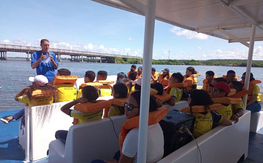 Barco Escolar leva estudantes para conhecer complexo lagunar