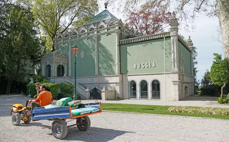 Entenda a crise na Bienal de Arte de Veneza por participação russa