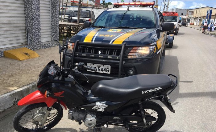 Além de dirigir sem capacete, ela não possuía habilitação