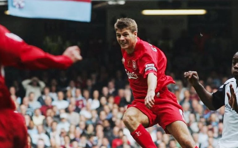 Liverpool age rápido e anuncia chegada do ofensivo ala Frimpong para a vaga de Alexander-Arnold